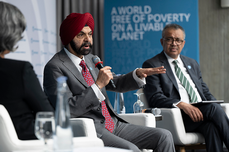 Ajay Banga, président du Groupe de la Banque mondiale, et Akinwumi A. Adesina, président du Groupe de la Banque africaine de développement.